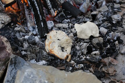Brot direkt in der Glut.