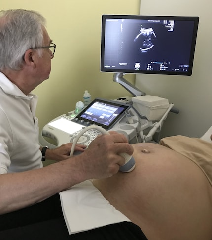 Dr. med. Hanspeter Vogt prüft via Ultraschall die Gesundheit und das Geschlecht des ungeborenen Babys.