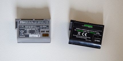 Links: Original mit 1900 mAh, rechts Patona mit 2000 mAh