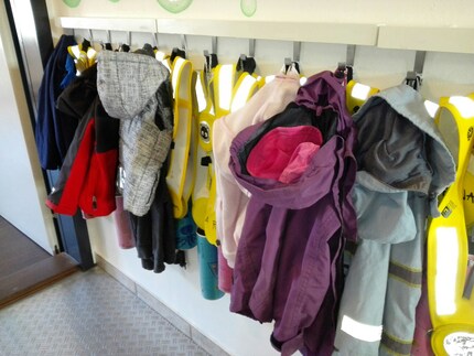 Die Garderobe der Grossen. Ohne Leuchtstreifen geht es nie auf die Strasse.