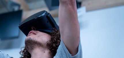 La Quest laisse entrer plus de lumière que le Rift au niveau du nez. En revanche, vous pouvez utiliser l'ouverture comme un judas pratique.