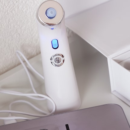 Zum Aufladen schliesse ich das Gerät an meinen Laptop an.