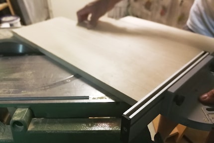 Mit dem Winkel als Zusatz zur Tischkreissäge ist der Schnitt innerhalb von Sekunden gemacht.