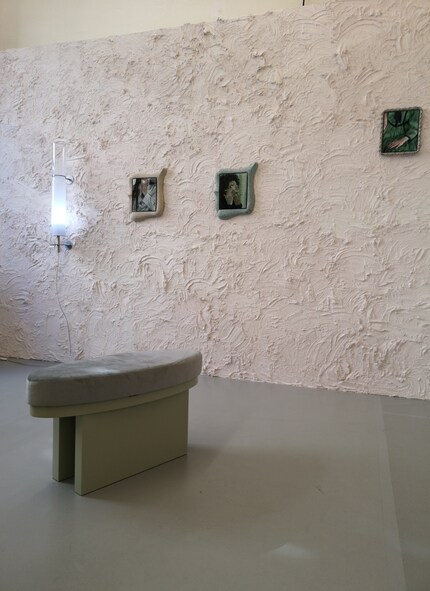 Zusammen mit Möbeln und mundgeblasenen Glasleuchten von der Galerie Hunt Kastner aus Prag entsteht eine Art Ankleidezimmer.