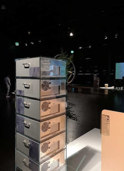 Die alten PC-Gehäuse sind hier als Fächer eines Aktenschranks kaum wiederzuerkennen.