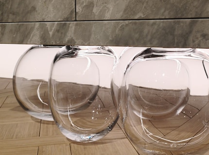 Die Globen lassen die massiven Steinplatten leichter wirken, als sie sind.