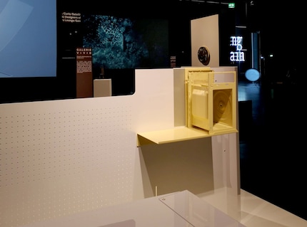 Farben wie Gelb oder Aprikot lassen ehemalige Elektrogeräte im neuen Kleid strahlen – hier als Regal.