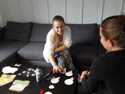 Sara tauscht sich regelmässig mit ihrem Team aus.