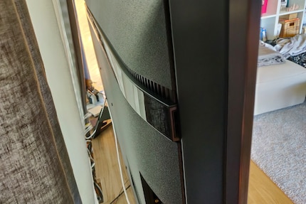 Die Hochtöner sind beim glänzen Balken direkt unterhalb der Rillen.