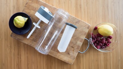 Voici la bouteille magique dans ses différentes parties (fruit non compris dans la livraison).