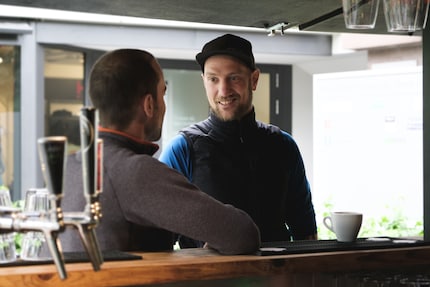 Questa vale come esperienza outdoor estrema? Con Ruedi nel «Südgarten» davanti al bar.