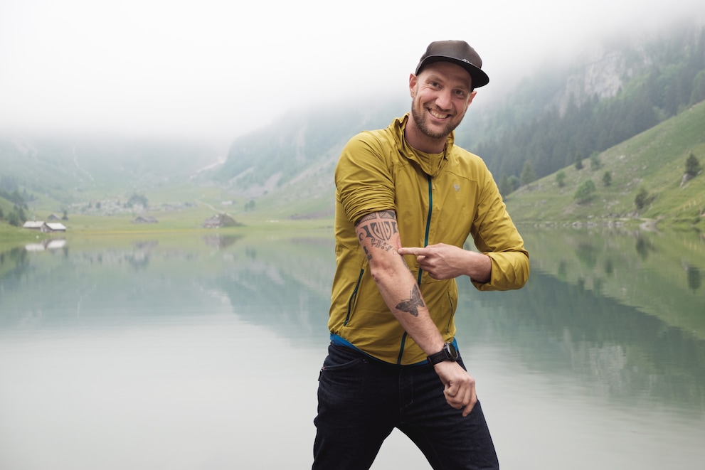 Ruedi trägt den Seealpsee nicht nur im Herzen, sondern auch die Koordinaten auf dem Arm.