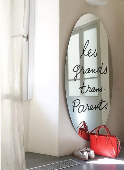 Le designer Man Ray est à l'origine du miroir et de son jeu de mots. Image : Cassina
