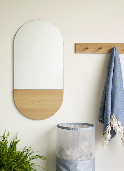 Les éléments en bois relient visuellement le miroir et la penderie. Cela permet de créer une image d'ensemble calme. Image : Hübsch