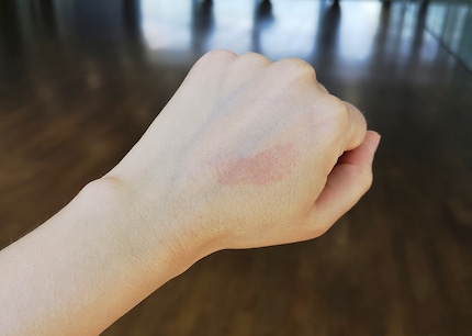 Also tested on the hand: The skin reddens after just under 45 minutes. Because it is thicker on the body than on the lips, it takes longer for a reaction to occur.