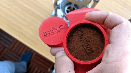 Mi sembra un po’ troppo: farei volentieri a meno del logo del produttore nel mio caffè.