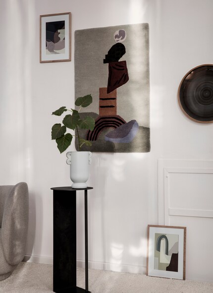 Wandteppiche mit Illustrationen sind Hingucker und verbessern obendrein die Raumakustik. Bild: Ferm Living