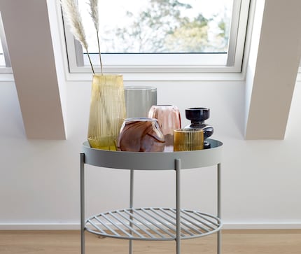 Thanks to the side table, this group is given a stage on which it can shine. Image: Hübsch