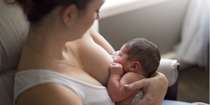 L'OMS raccomanda di allattare esclusivamente al seno i neonati per i primi sei mesi.