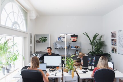 Nicolas zusammen mit seinem dreiköpfigen Team, das im Backoffice in Schlieren Aufgaben wie Business-Development, Marketing, den Ablauf der Logistik und die Entwicklung neuer Kollektionen übernimmt.
