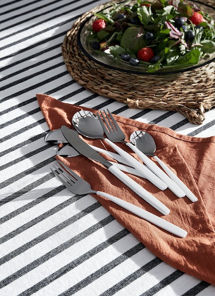 Linen comes in sober colours because it doesn’t adopt colour pigments very well. Image: Nordal
