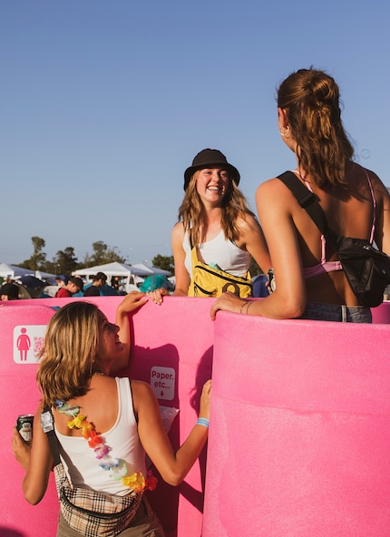 Tu e altre due amiche potete andare in bagno nelle nicchie separate allo stesso tempo. Immagine: Olivia Rohde, LaPee