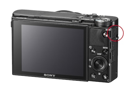 Ad eccezione del collegamento al microfono (cerchiato in rosso), la RX100M7 sembra esattamente uguale alla RX100M6.