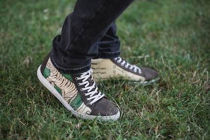 Weil er immer wieder auf Freitag-Taschen angesprochen wird, gibt Nicolas für Influencer Turnschuhe in Auftrag, damit sie diese posten. Was als Guerilla-Aktion gedacht war, endet wegen grosser Nachfrage als fixer Artikel im Sortiment.