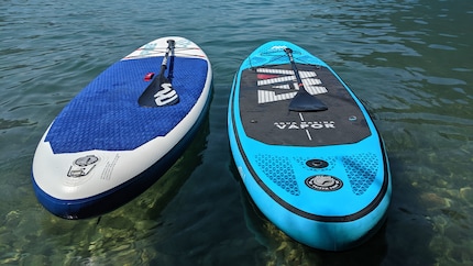 On ne le dirait pas ici, mais le Fanatic Pure Air (à gauche) est légèrement plus long (10'4'' / 315 cm) que l'Aqua Marina Vapor (9'10''/ 300 cm).