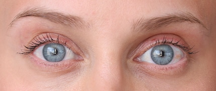 Finde den Unterschied: links die behandelten Wimpern und rechts die unbehandelten.