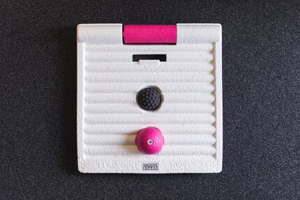Mit Schuhen nur halb so spassig: Neben den drei herausnehmbaren Massagetools hat das Board auch eine «Toe Trainer» genannte Aussparung, in die du deine Zehen krallen kannst.