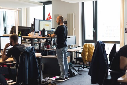 Keine Waage, sondern das «Smoove Board»: Kollege Nicolas Pulfer steht drauf.