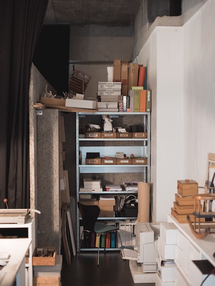 A corner of the communal officeros serves as storage for «I Love My Gift»