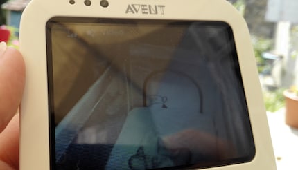In dunklen Räumen schaltet sich die Infrarot-Nachtsichtfunktion automatisch ein.
