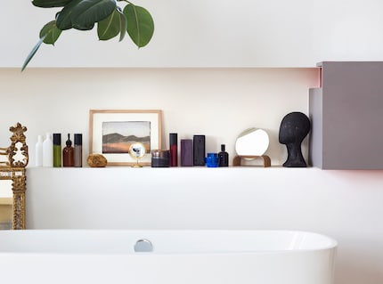 Dans la salle de bain, les produits de beauté font partie intégrante d'une composition artistique, mais pas artificielle. Photos : HK Living
