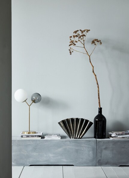 Une lampe de table rehaussera votre nature morte en soirée.