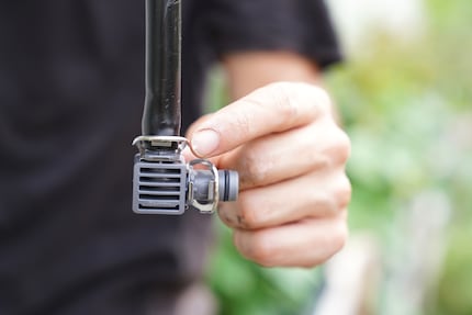 Wenn's ums Eck geht, empfiehlt sich ein L-Verbindungsstück. An dieser Stelle ist die Gefahr für ein Leck besonders hoch, befestige das Rohr deshalb zusätzlich mit dem silbernen Kläppchen.
