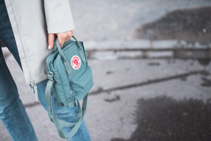 Vous pouvez également tenir le micro-sac à la main. 