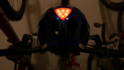 Un casco illuminato fornisce ulteriore visibilità.