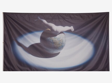 «Globe» di Laurie Simmons. Immagine via Yola Día