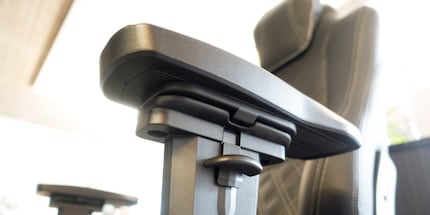 Die Armlehnen sind zwar zweckmässig, wirken aber wegen des Plastiks nicht ganz so wertig wie der Rest der Gaming Chairs.