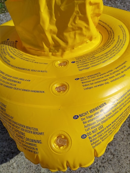 Der Schwimmsitz hat vier Luftkammern mit Sicherheitsventilen.