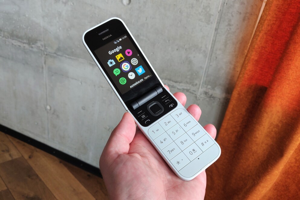 Nokia 2720 Flip