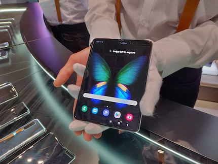 Das Galaxy Fold 5G ausgeklappt macht eine sehr gute Figur. Umso mehr, wenn es mit weissen Samthandschuhen gehalten wird.