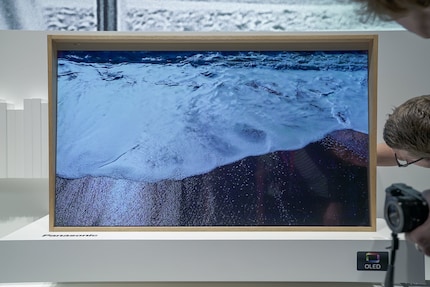 Ce n'est qu'à partir de la troisième génération de TV qu'une image non transparente est possible.