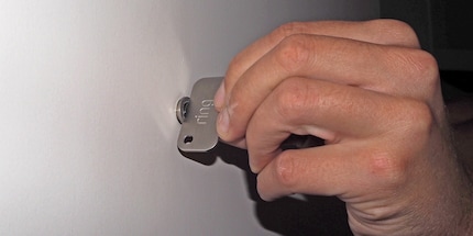 L'utensile in dotazione facilita lo svitamento dello spioncino.