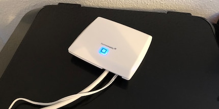 Votre installation doit ressembler à ça : une boîte carrée, deux câbles et un voyant bleu.