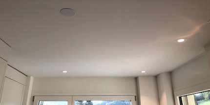 Ci dovrebbe essere una lampada in alto a sinistra, ma non ha senso a causa dei LED.