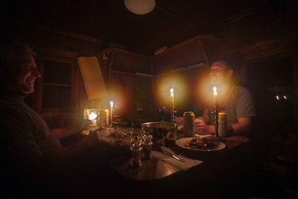 Marco e Marc alla cena a lume di candela.