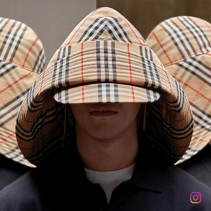 Chapeau de pluie surdimensionné de Burberry. Image : @burberry